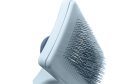 Brosse carde auto-nettoyante pour chat bleu clair, vue de côté, avec fines broches, conçue pour un toilettage sûr et doux