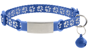 Collier pour chat avec fermoir de sécurité bleu à motifs pattes, plaque argentée gravée personnalisable et taille réglable.