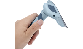 Grijs-blauwe katten­ontklittingskam met ergonomische grip, roestvrijstalen blad en eenvoudig schoon te maken ontwerp naast katte