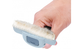 Peigne de toilettage anti-mue pour chat gris et bleu avec lame inox, rempli de poils lâches après brossage des chats.